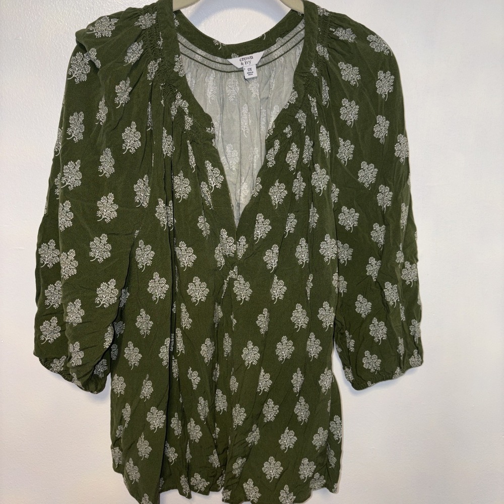 Crown & Ivy floral print 3/4 sleeve, v neck blouse size 2X